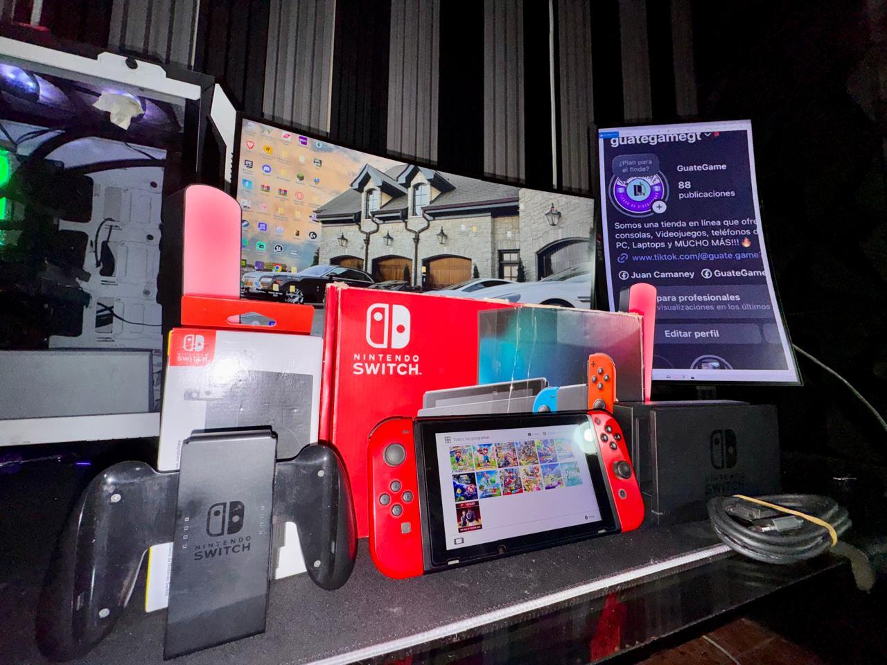 PlayStation 5 con control DualSense en escritorio gamer